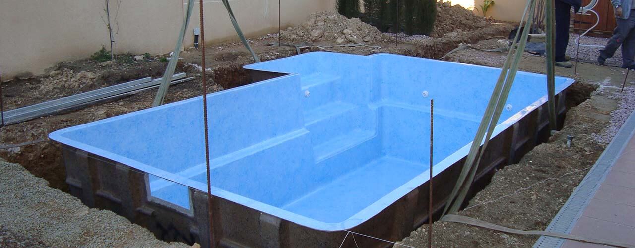 Cómo se instala una piscina prefabricada de poliéster y fibra
