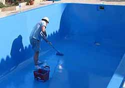 Lijar y pintar una piscina de poliéster